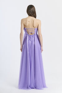 Abito romantico lilla in tulle lustrato, scollo a barca e drappeggi delicati, perfetto per shoot notturni e serate speciali