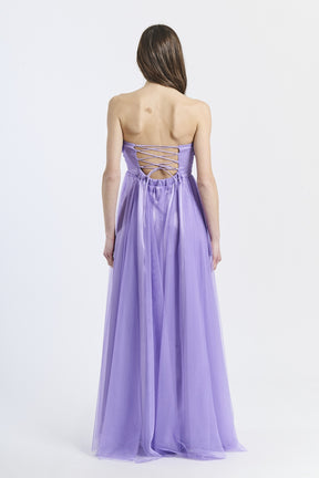 Abito romantico lilla in tulle lustrato, scollo a barca e drappeggi delicati, perfetto per shoot notturni e serate speciali