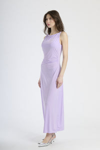 Abito elegante lilla, silhouette slim con colletto drappato, perfetto per occasioni formali.