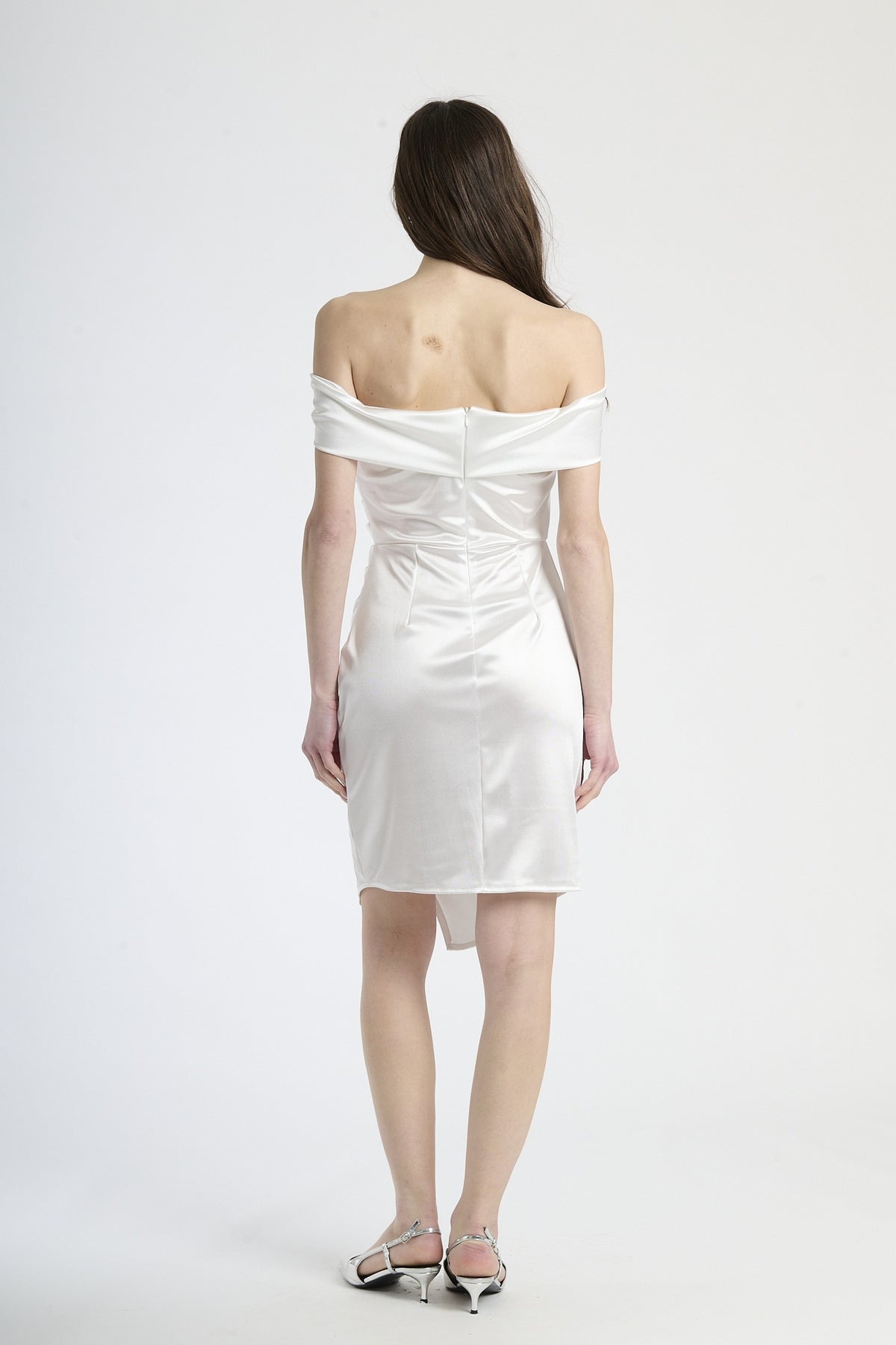 Modella indossa abito azzurro con plissé, stile romantico e moderno per serate estive.