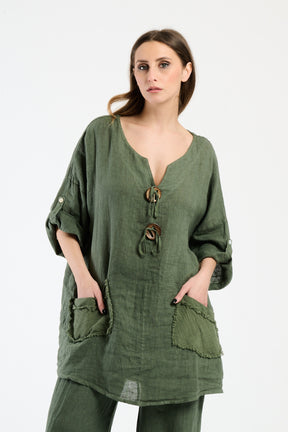 Completo militare verde, top ampio con tasche e bottoni, robustezza per il tempo libero.