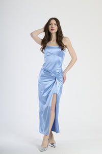 Vestito estivo color azzuro, taglio lungo e scollatura a V
