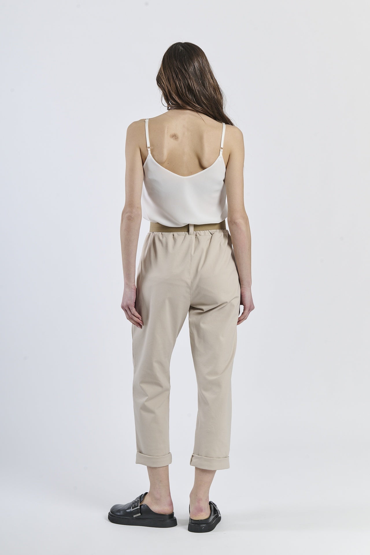 Ensemble: top a colletto drappato e pantaloni beig con pinces, eleganza leggera