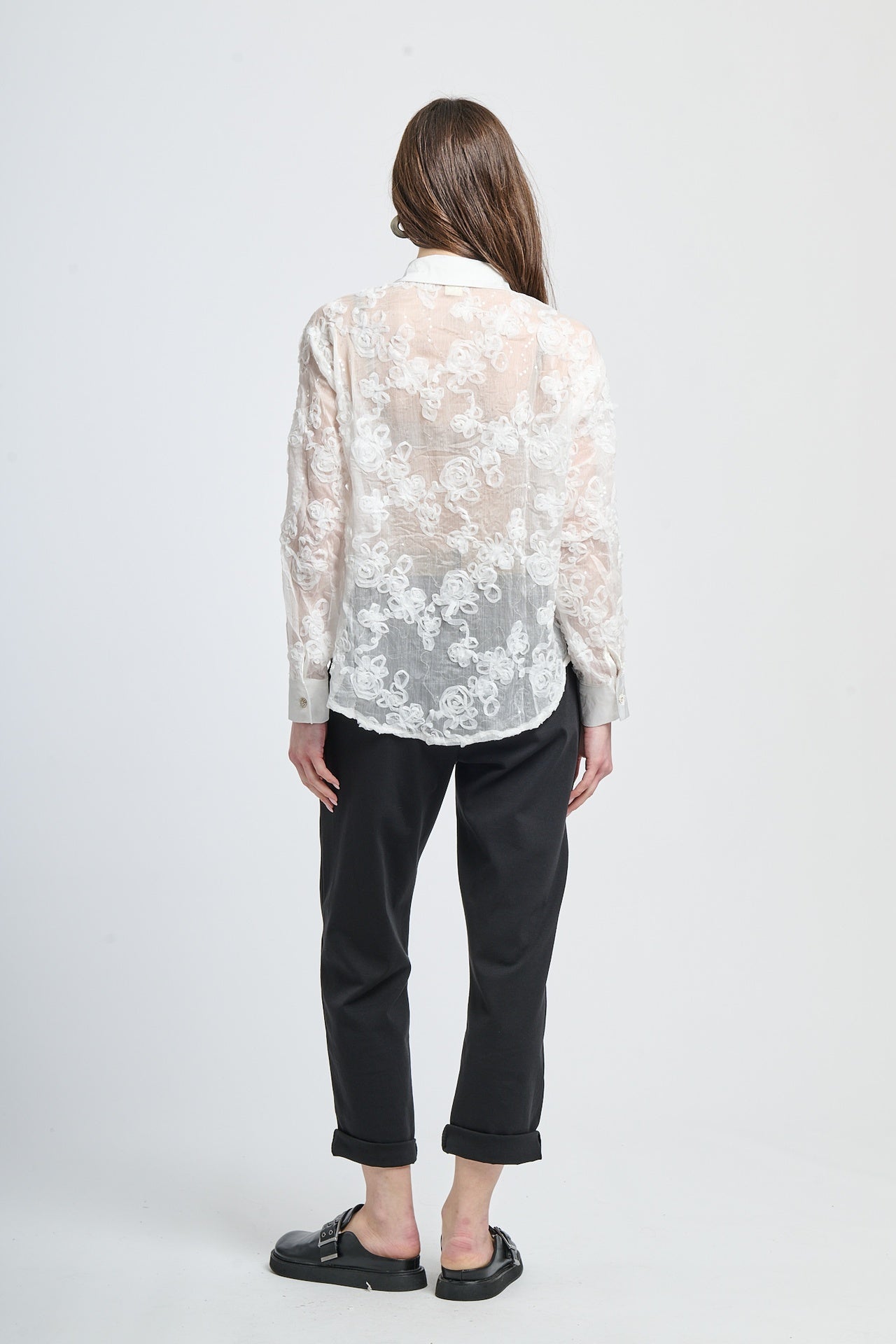 Un abito biancao femminile dal design semplice ma sofisticato, con una tonalità calda.