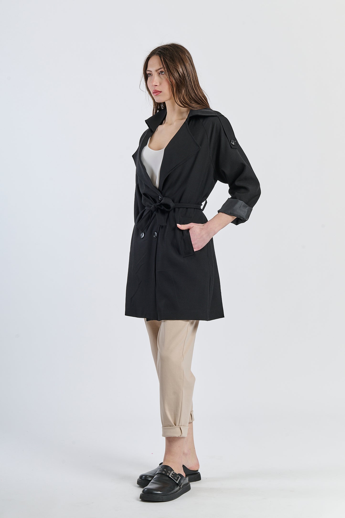 Trench nero oversize, accento streetwear per uno stile audace.