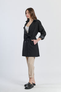 Trench nero oversize, accento streetwear per uno stile audace.