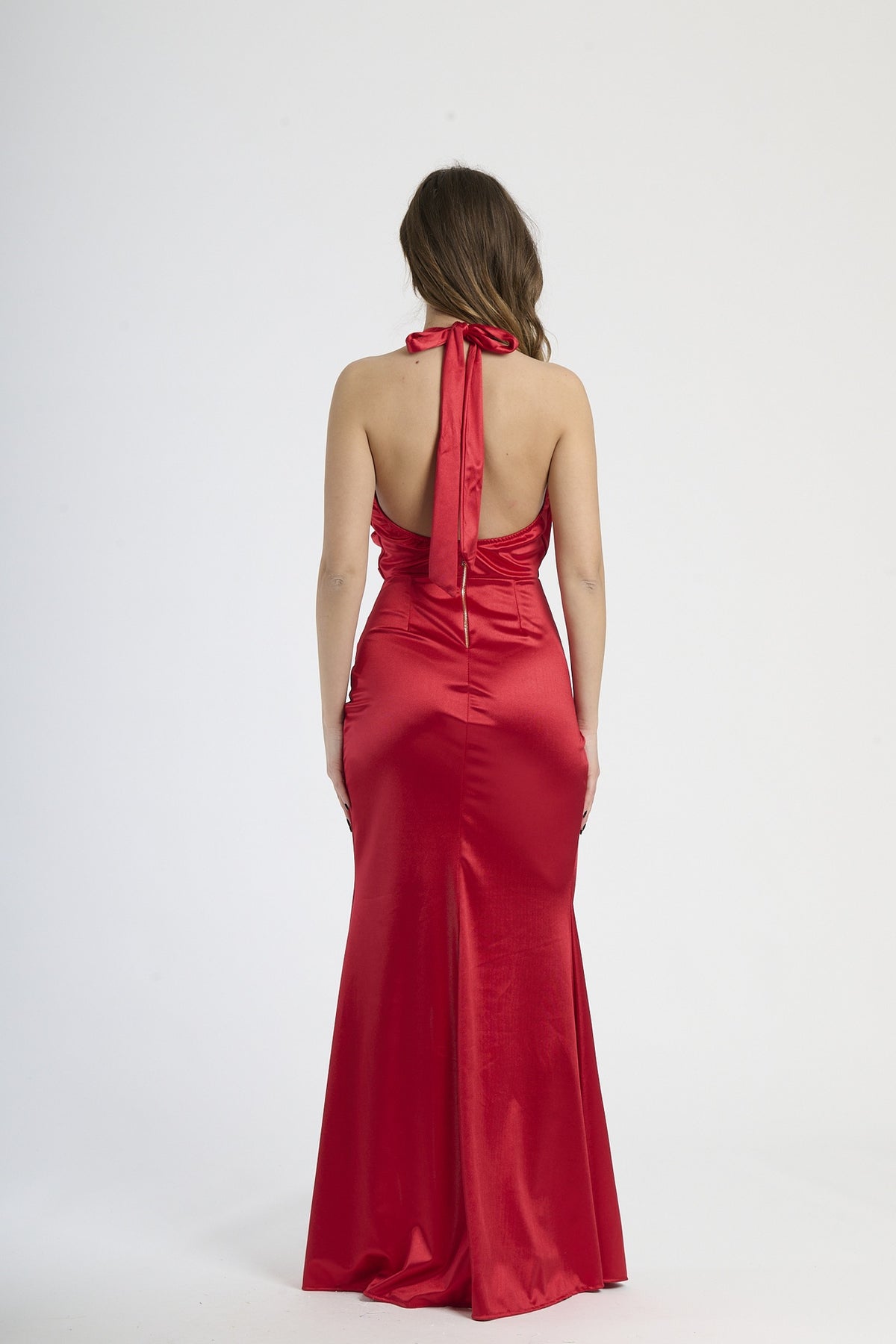 Abito lungo rosso passionale, design avvolgente in raso lucido