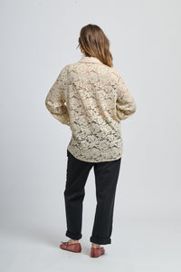 Camicia oversize beige stampa, stile rilassato con bottoni frontali e maniche lunghe.