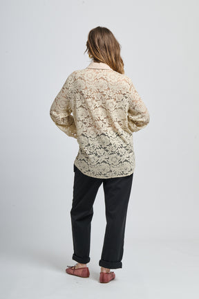 Camicia oversize beige stampa, stile rilassato con bottoni frontali e maniche lunghe.