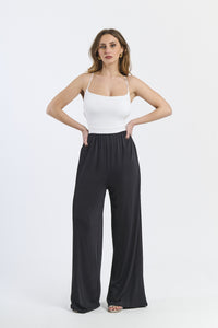 Tuta intera bianca, spalline sottili, taglio ampio, stile pulito ed elegante