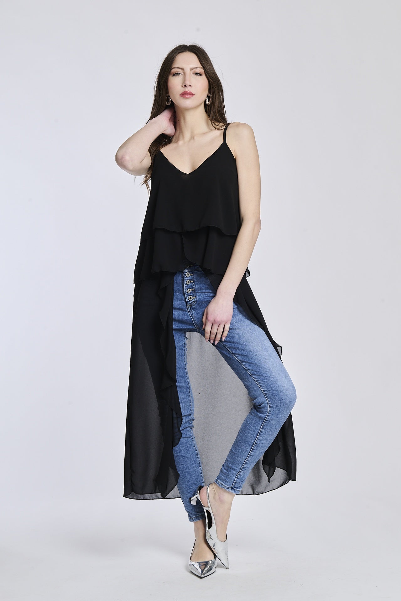 Un top in nero, con un design semplice e sofisticato, che dà un senso di mistero e di sensualità.