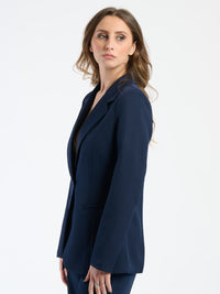 Combinazione nera: blazer elegante e pantaloni, il classico del classico nella moda femminile.