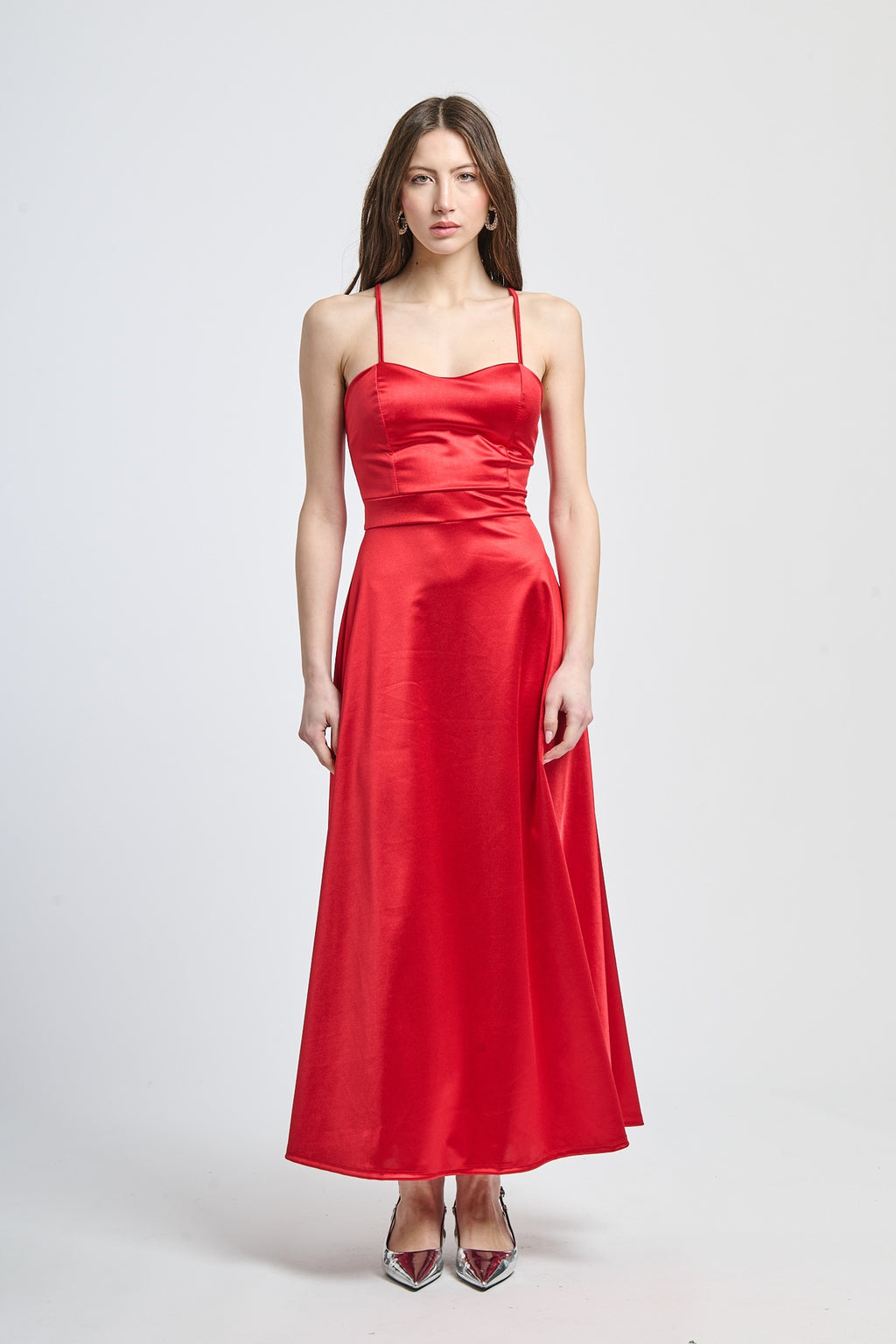 Abito da cerimonia rosso in raso, con spalline sottili e scollatura a V, ideale per occasioni passionali e glamour