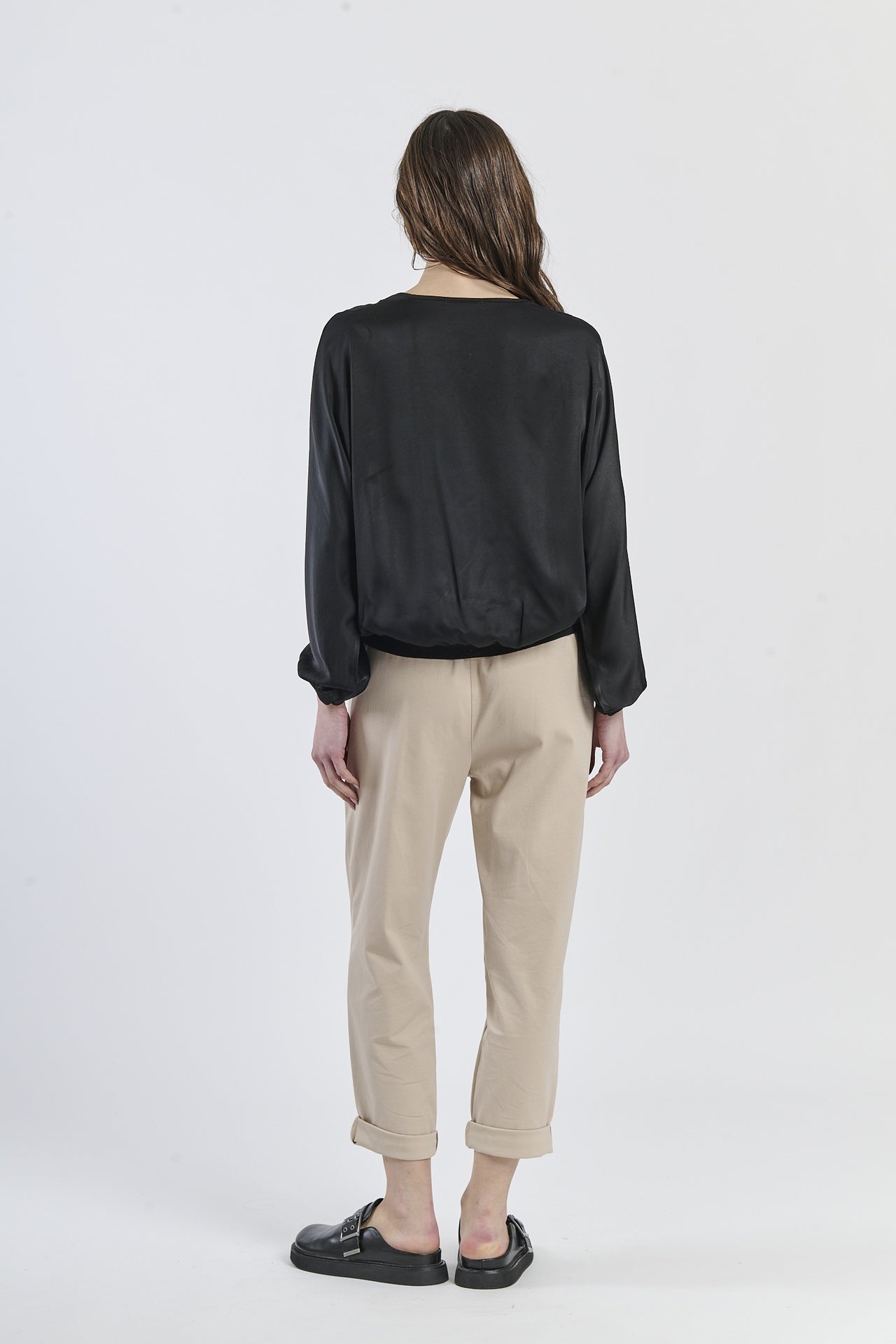 Cardigan nero avvolgente in tessuto opaco