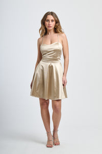 Abito beige in raso, spalline sottili, stile elegante