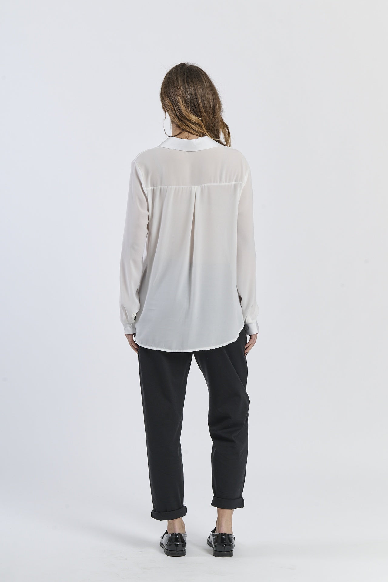 Camicia bianca a maniche lunghe, stile pulito e moderno