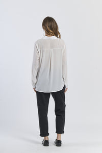 Camicia bianca a maniche lunghe, stile pulito e moderno