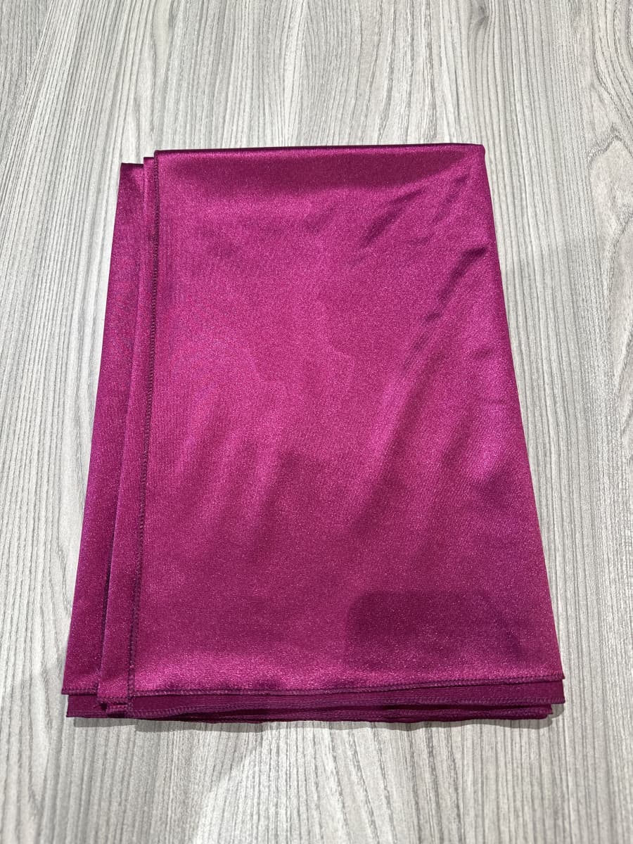 Titolo: Sciarpa "Lunara" – Eleganza satinata in tinta unita (solo lo scialle, non incluso l'abito)