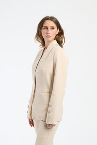 Camicia beige sottile, ideale per abbinare con pantaloni o gonne.