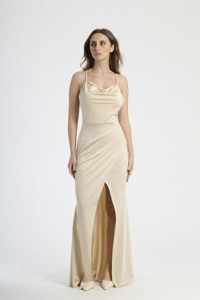 Abito lungo beige con spalline sottili, colletto drappato e spalanca laterale, silhouette fluida.