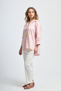 Camicia rosa romantica con bottoni multicolori