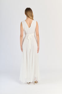 Abito bianco fluviale, design a V - neck e dettagli sartoriali, eleganza raffinata.