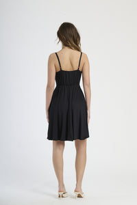 Abito corto con bretelle sottili, taglio a campana in color