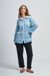 Camicetta azzurra decorata, taglio ampio e comodo, perfetta per l’uso quotidiano.