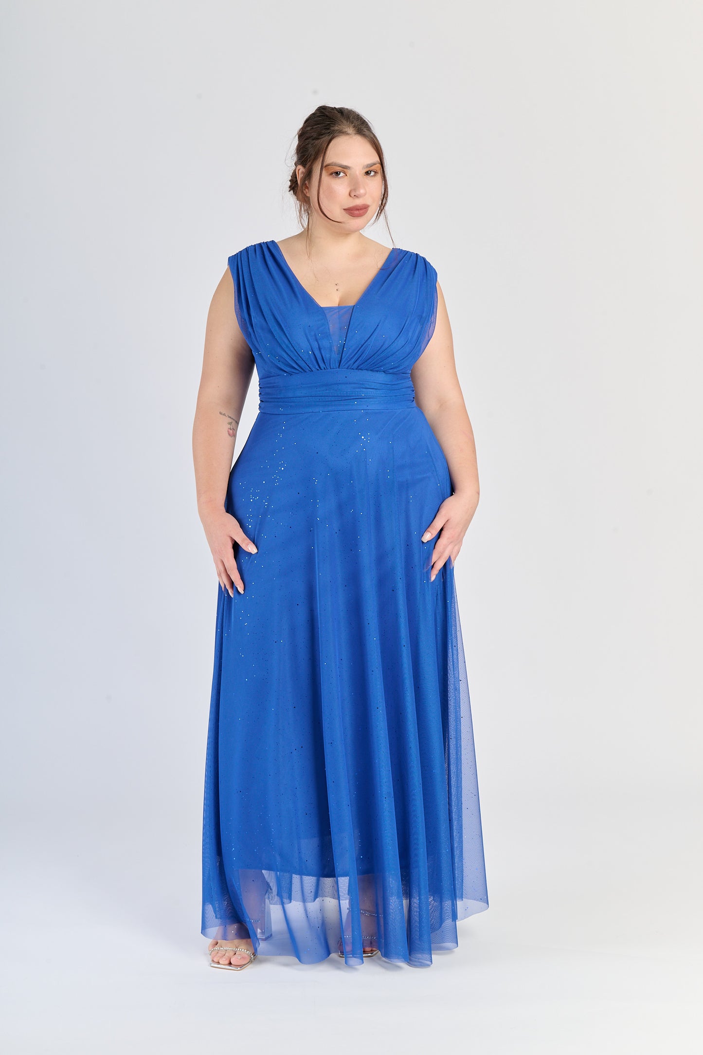 Vestito bluette fluviale, colletto a V e fascia in vita, carattere deciso.