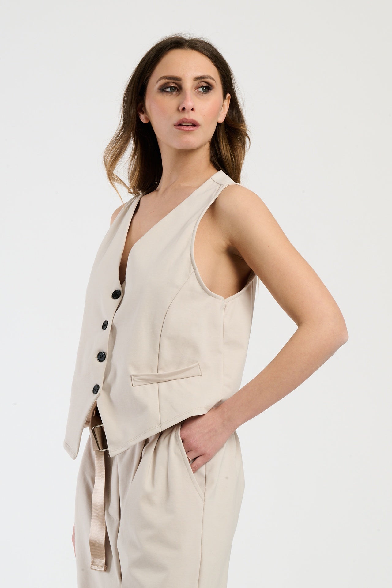 Outfit beige: gilet corto e pantaloni ampi, perfetto