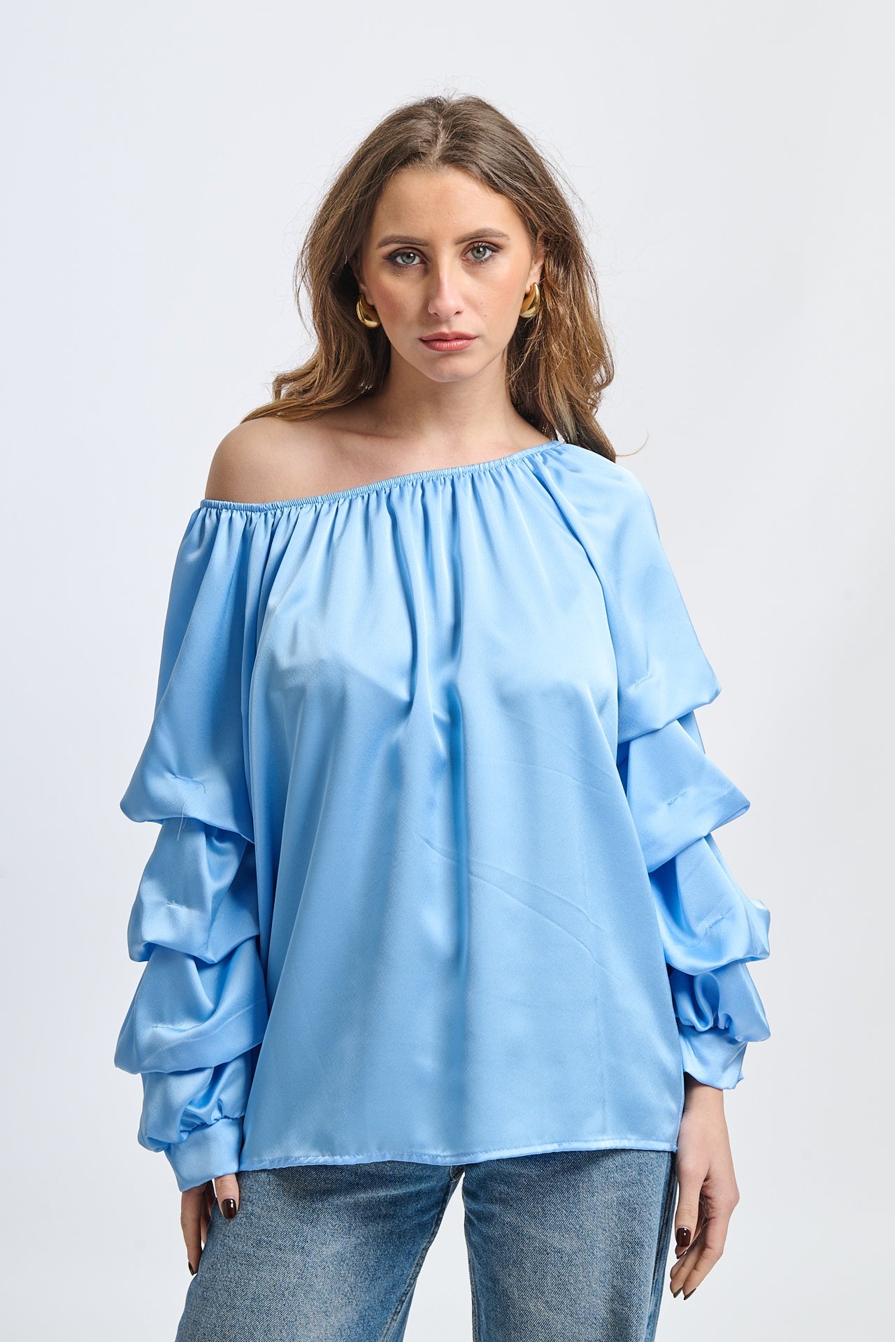 Blusa azzurra a spalla nuda, maniche ruffle, taglio oversize, stile romantico
