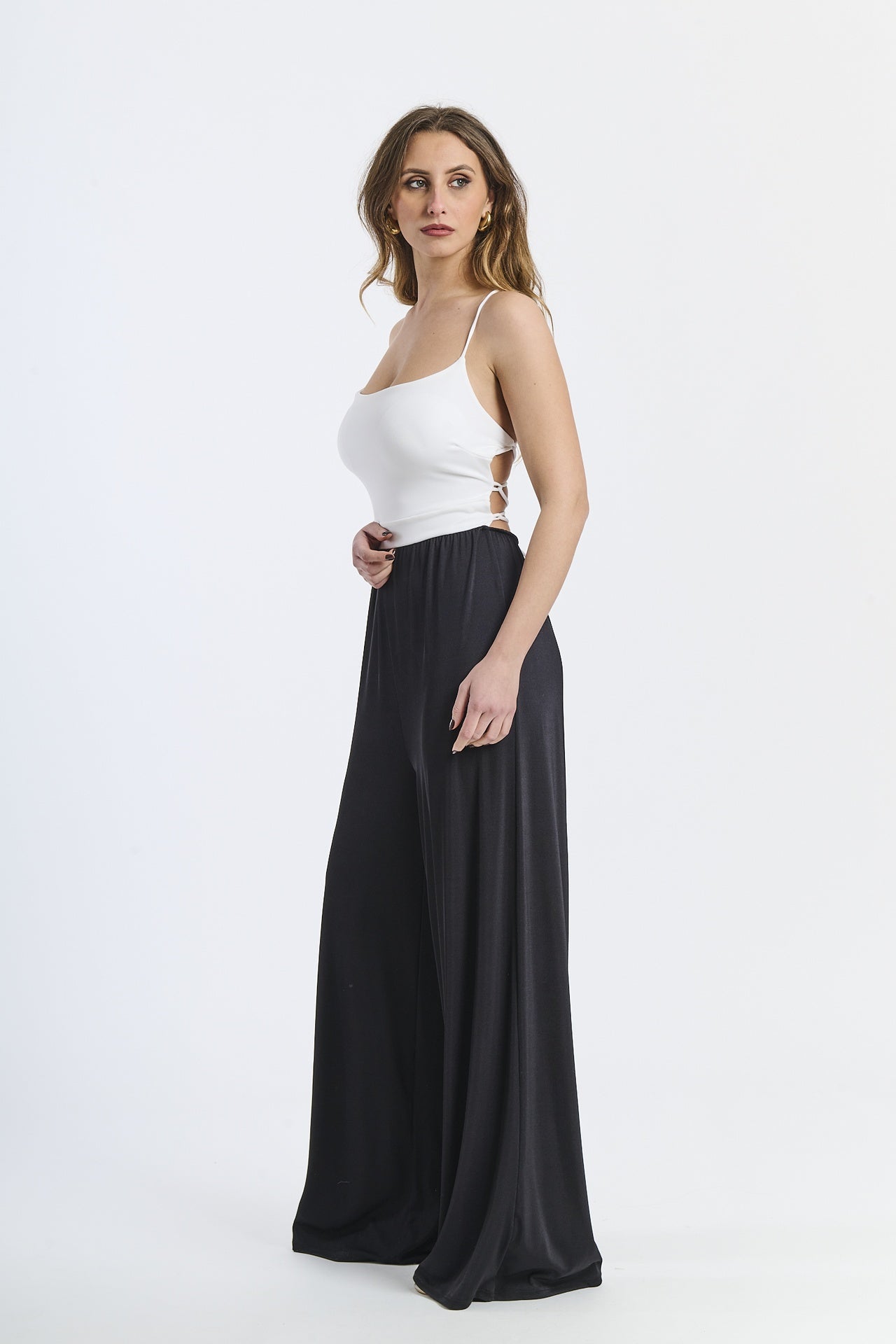 Tuta bianca con spalline sottili, design limpido, atmosfera rinfrescante