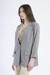 Outfit blazer grigio, idea per un look business o casual.