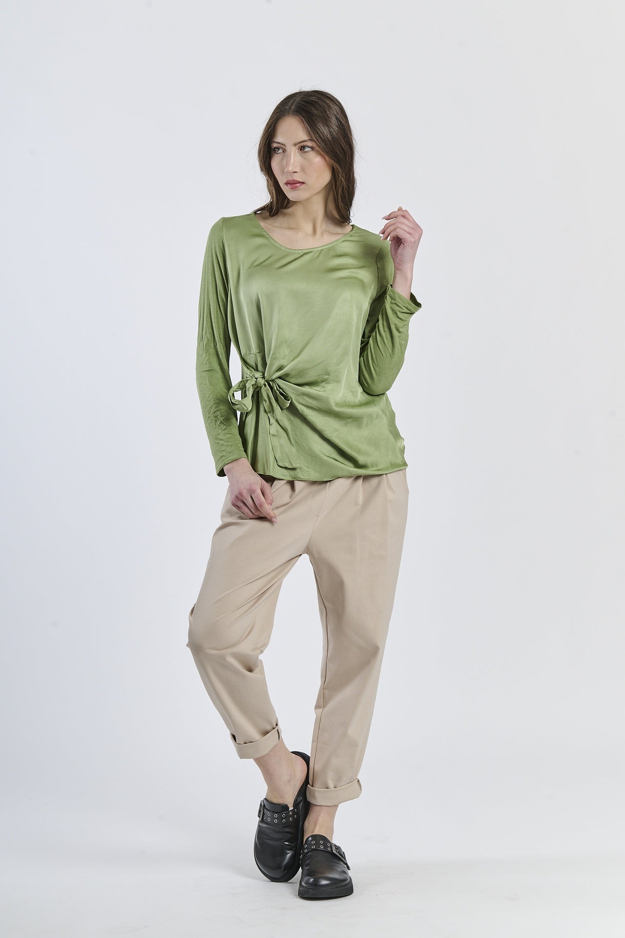 Blusa verde oversize con nodo, freschezza e connessione alla natura