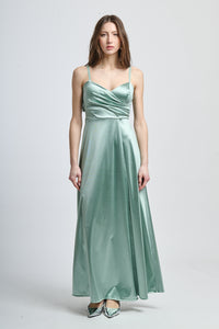 Abito da sera salvia, tessuto lustrato con dettagli plissé e silhouette slim
