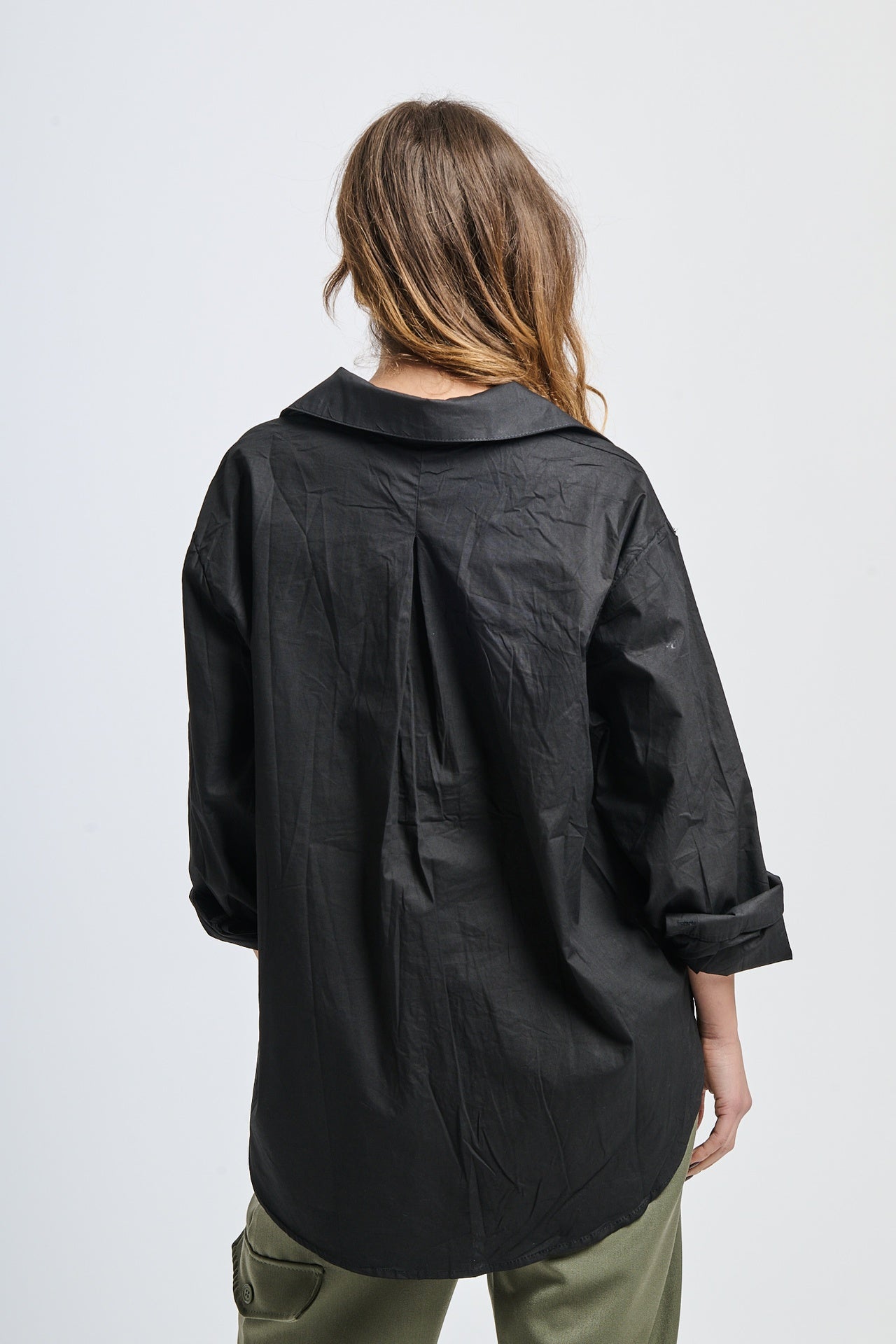 Camicia nero di stile casual con ricami stilizzati