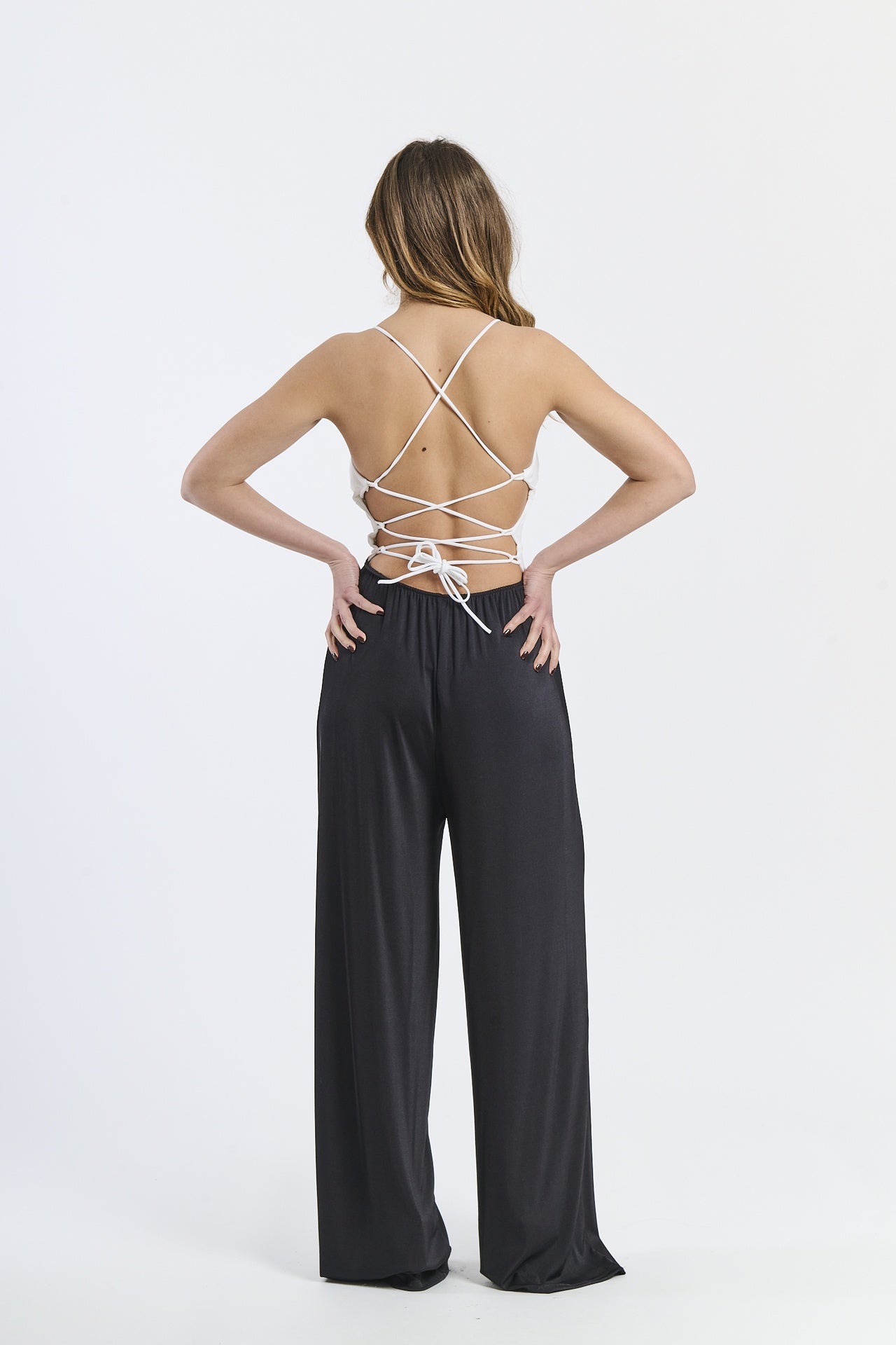 Combinazione bianca, top a fascia e pantaloni larghi, sgargiante, per cerimonie estive