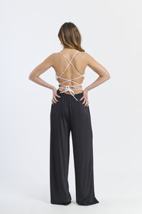 Combinazione bianca, top a fascia e pantaloni larghi, sgargiante, per cerimonie estive