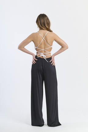 Combinazione bianca, top a fascia e pantaloni larghi, sgargiante, per cerimonie estive