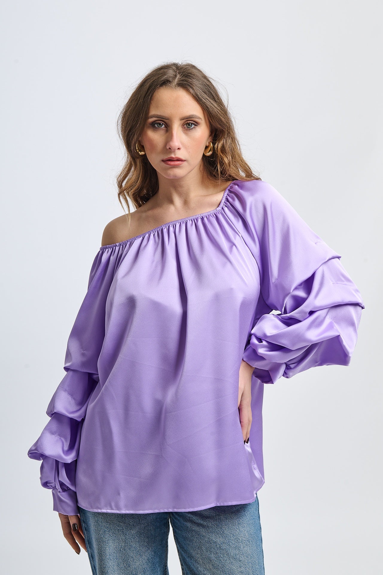 Blusa lilla in seta, spalle scoperte, maniche volanti, atmosfera magica