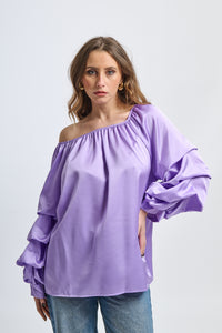 Blusa lilla in seta, spalle scoperte, maniche volanti, atmosfera magica