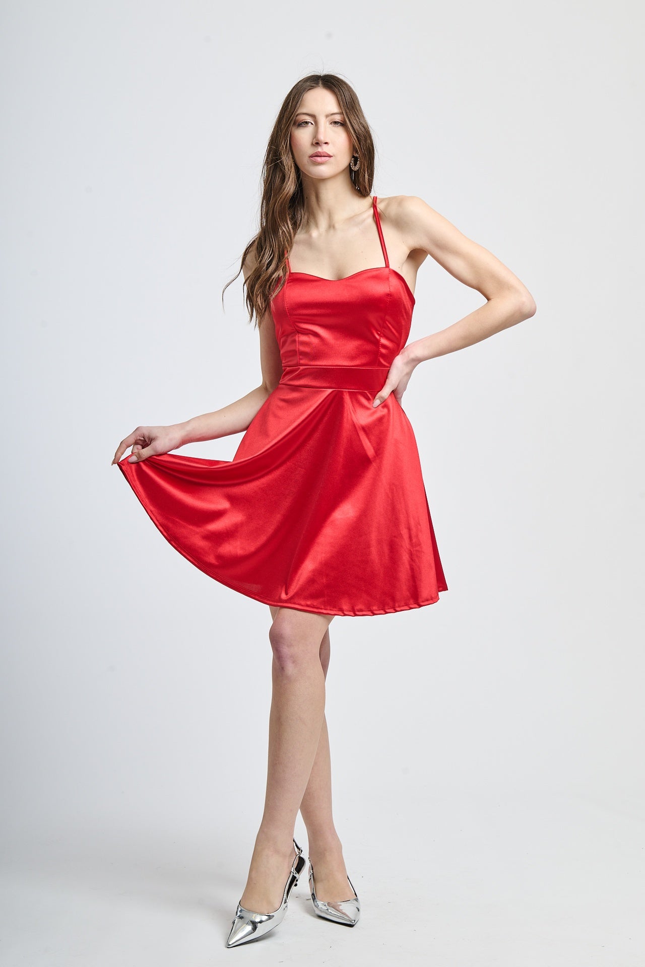 Abito rosso in raso, spalline sottili, impatto visivo forte
