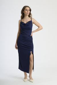Abito lungo navy con bretelle sottili, ruches sul fianco e spalanca laterale, silhouette aderente.