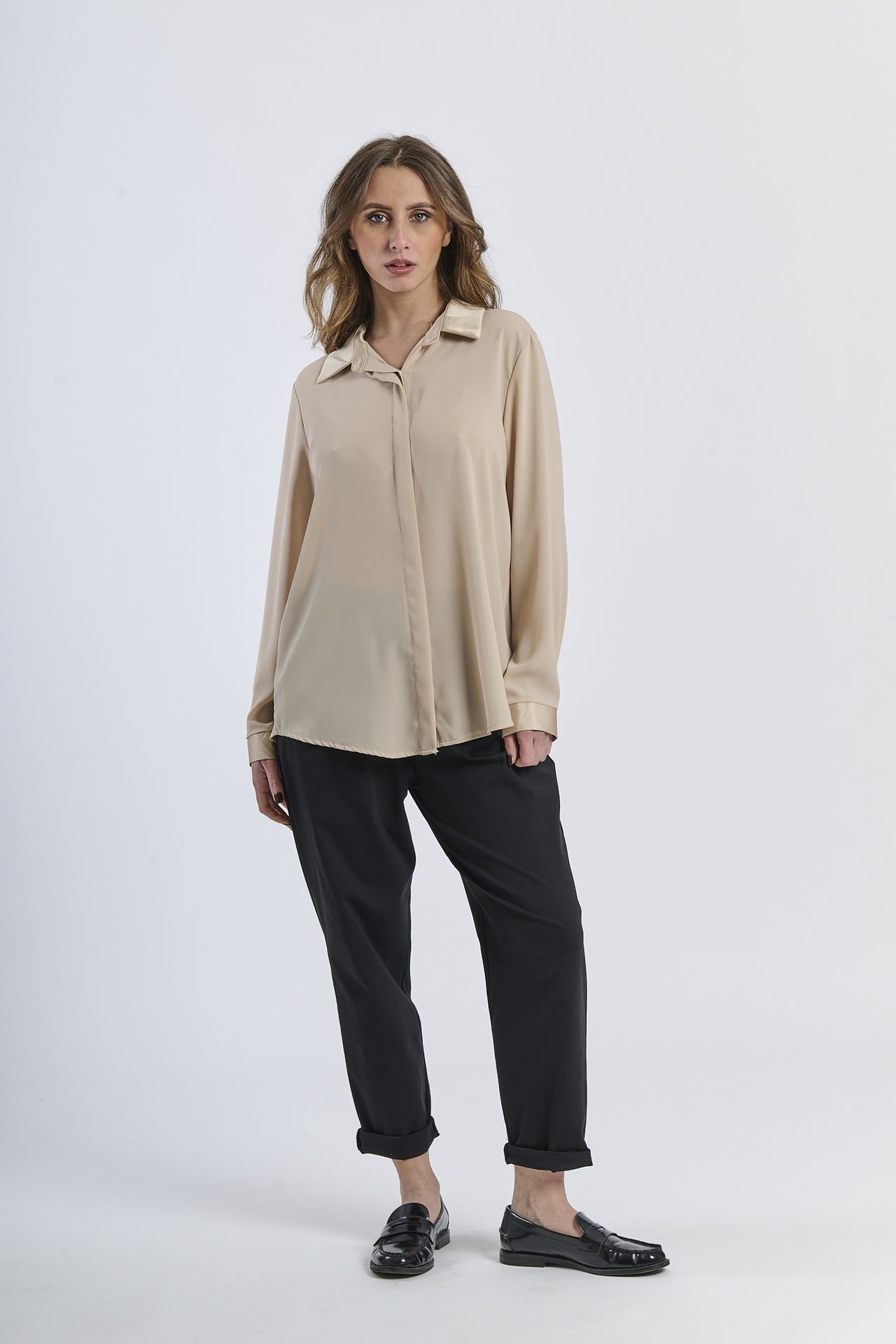 Camicia beige in tessuto leggero, perfetta per la primavera