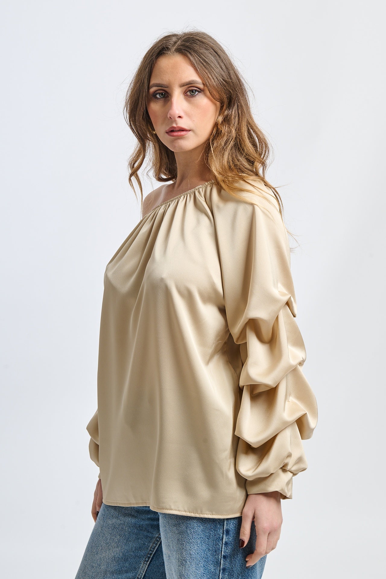 Outfit beige: blusa oversize, dettagli ruffle, per serate romantiche o usi quotidiani
