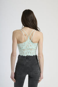 Canotta di pizzo verde menta, colletto a V e effetto fresco