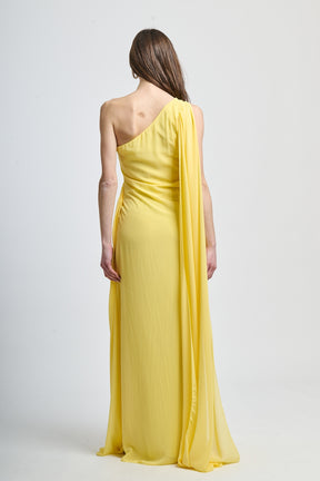 Abito da sera giallo, tessuto leggero, silhouette allungata, colletto scollo spalla singola.