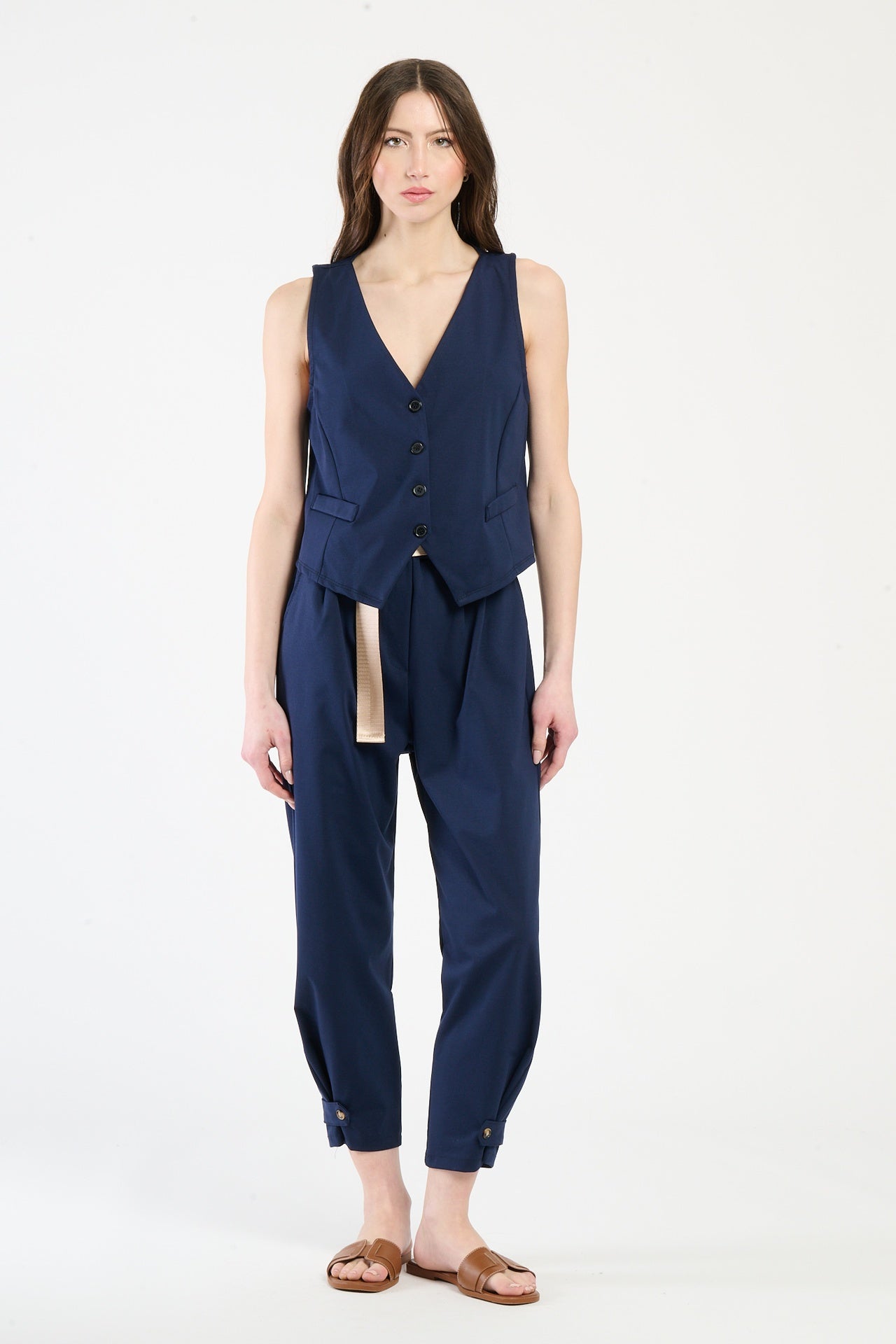 Outfit navy: gilet corto e pantaloni ampi, perfetto per un look sempre appropriato.