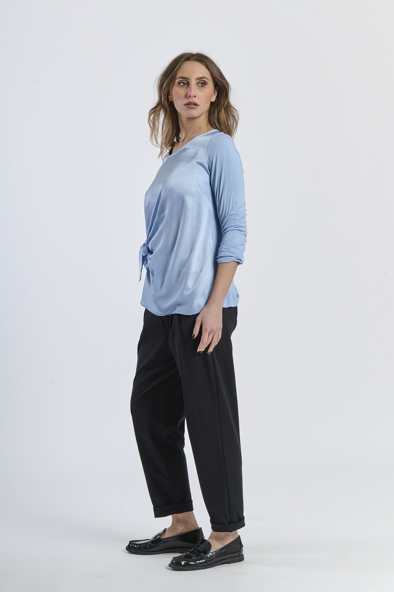 Blusa azzurra oversize con nodo laterale, stile casual e rinfrescante