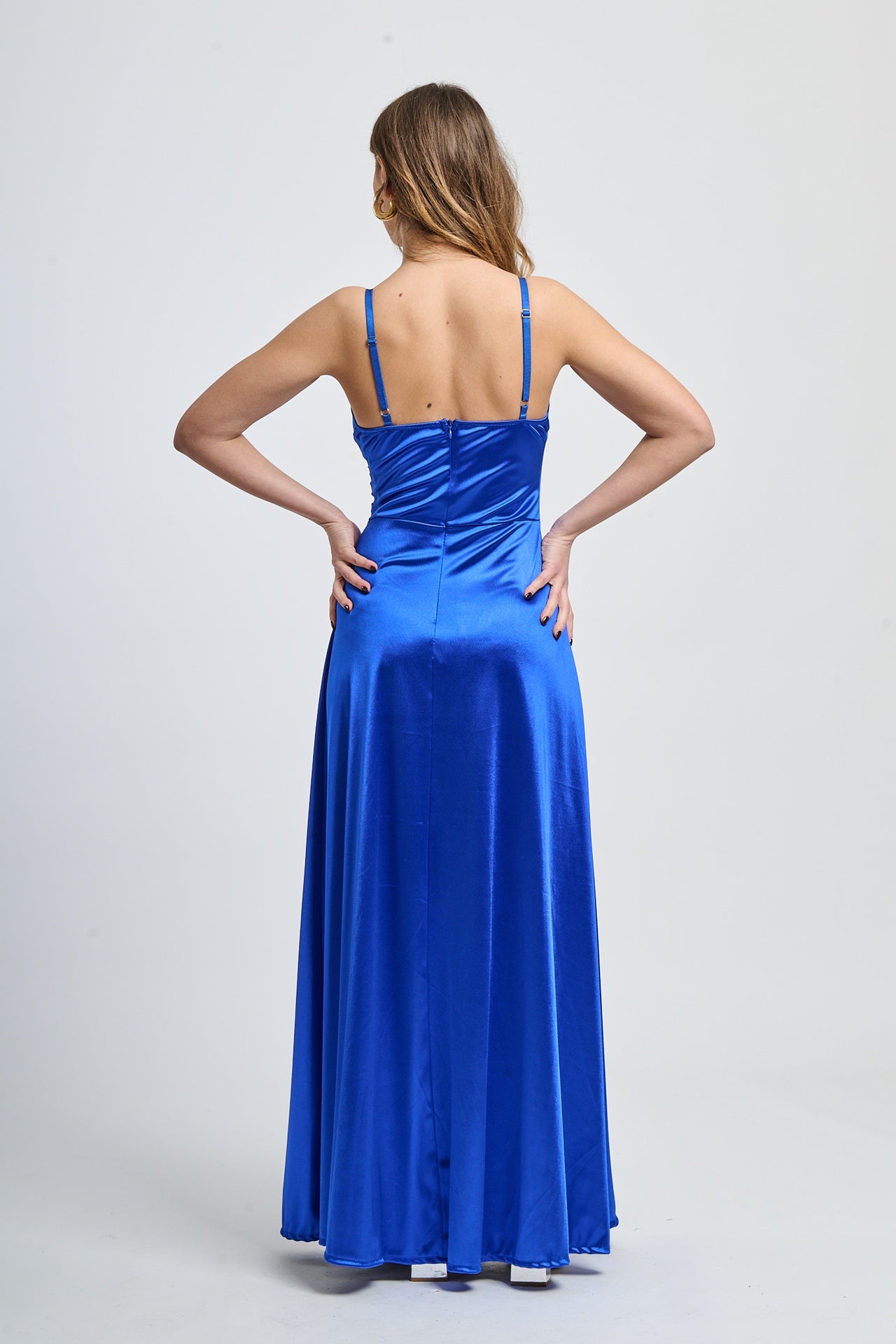 Vestito elegante bluette, taglio fluido con scollatura a V e cintura incorniciata